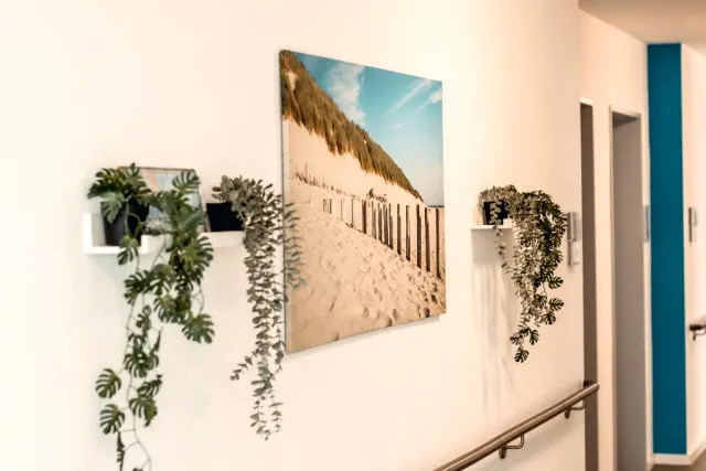 Flurgestaltung mit stimmungsvollem Strand-Wandbild, Zimmerpflanzen und behaglicher Atmosphäre