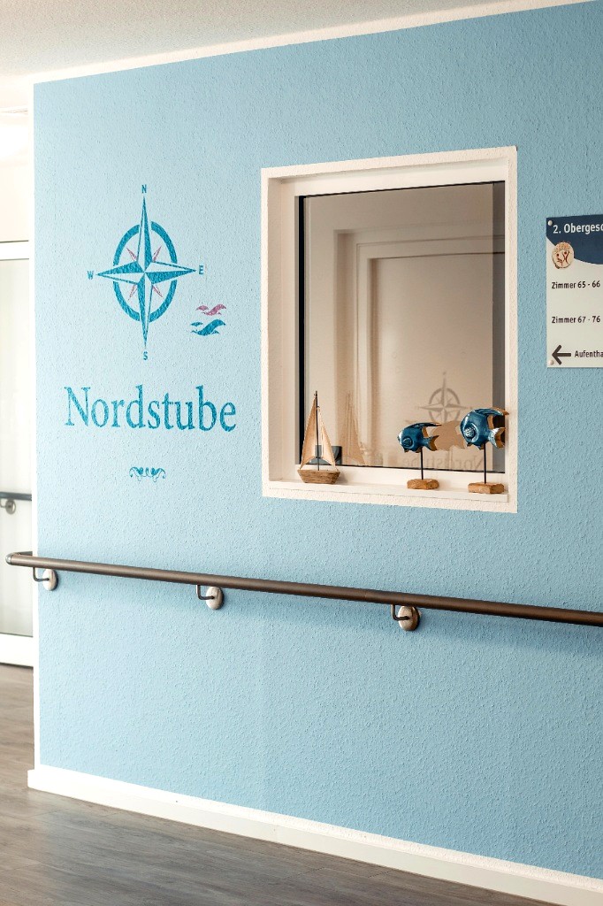 Liebevolle maritime Dekoration und Fensterelemente im Gemeinschaftsbereich Nordstube