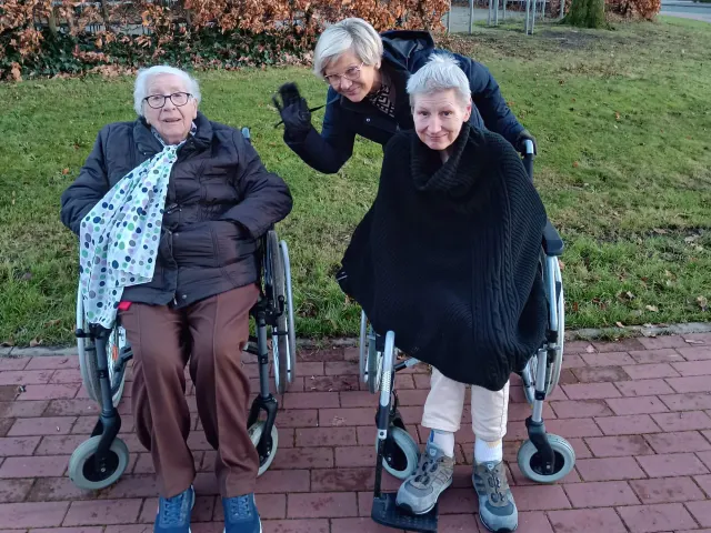 Liebevolle Begleitung beim Spaziergang von Bewohnerinnen im Seniorenhaus Lohne