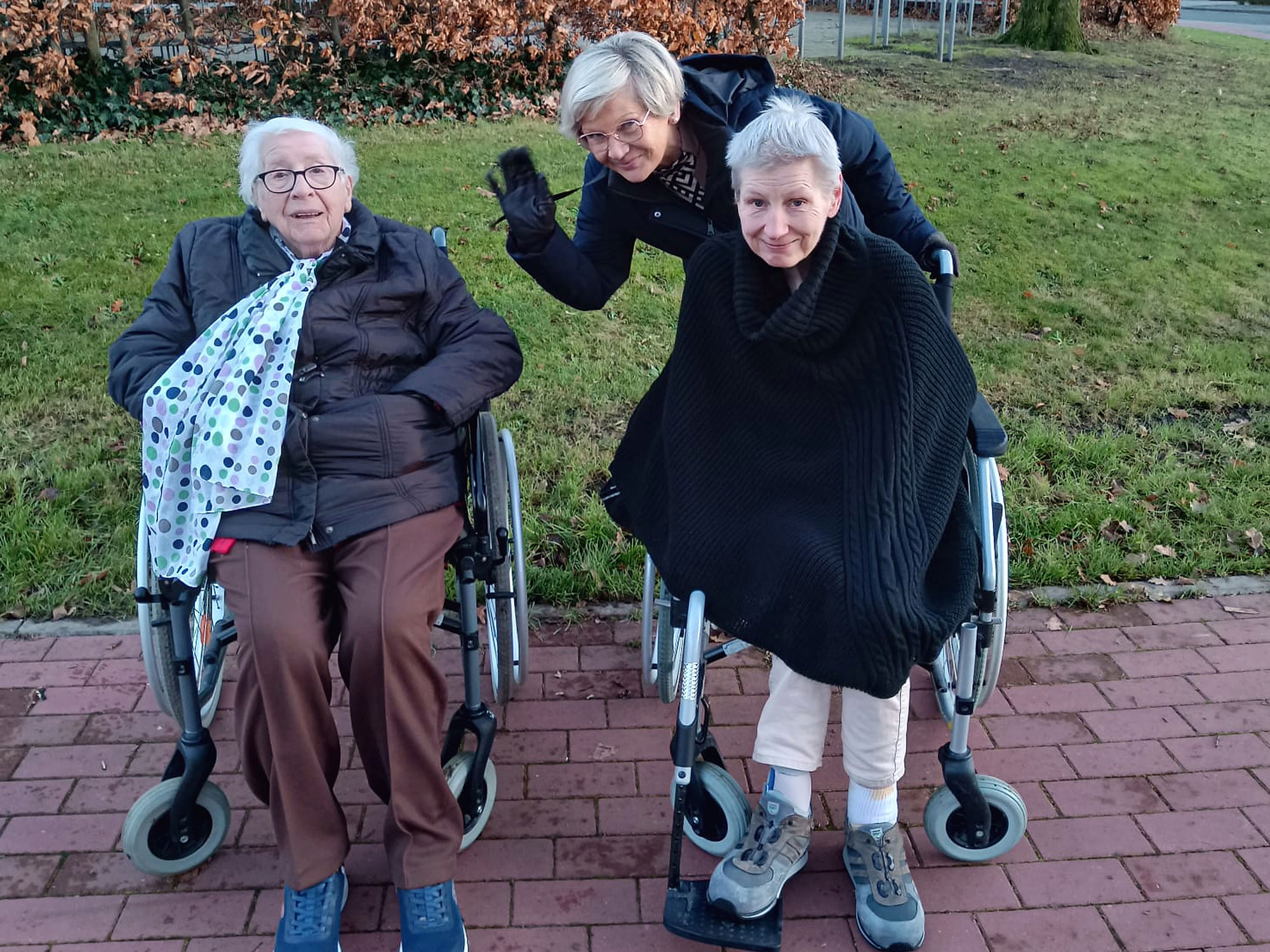 Liebevolle Begleitung beim Spaziergang von Bewohnerinnen im Seniorenhaus Lohne