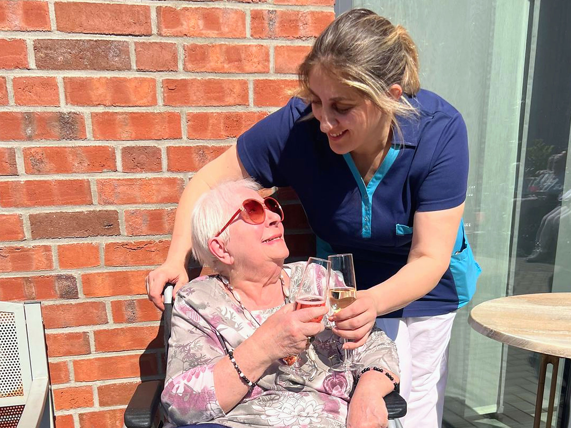 Gemeinsame Zeit von Bewohnerin und Mitarbeiterin auf der Terrasse