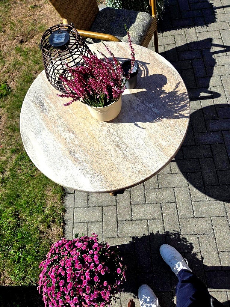 Liebevoll bepflanzter Balkonbereich mit Blumenkübeln und Blick ins Grüne im Seniorenhaus Lohne