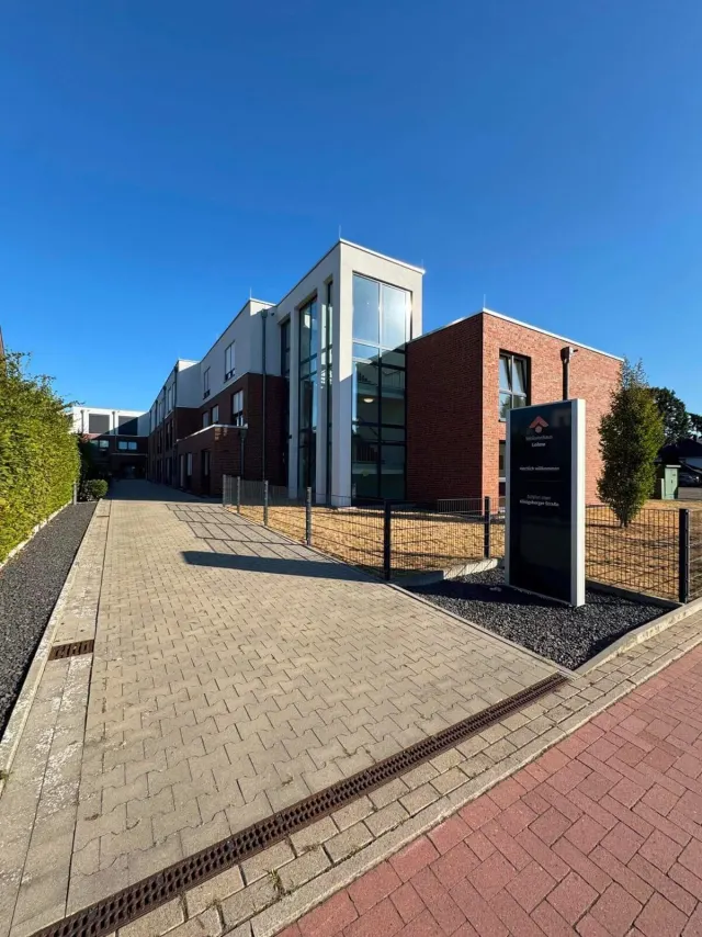 Einfahrt und barrierefreie Zufahrt zum Seniorenhaus Lohne an der Königsberger Straße