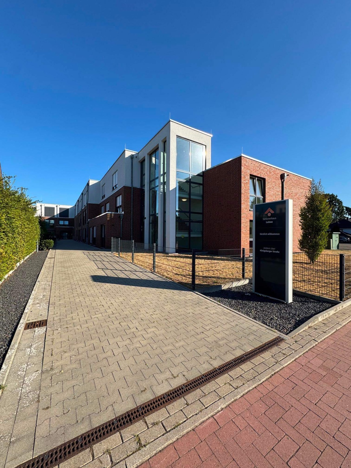 Einfahrt und barrierefreie Zufahrt zum Seniorenhaus Lohne an der Königsberger Straße