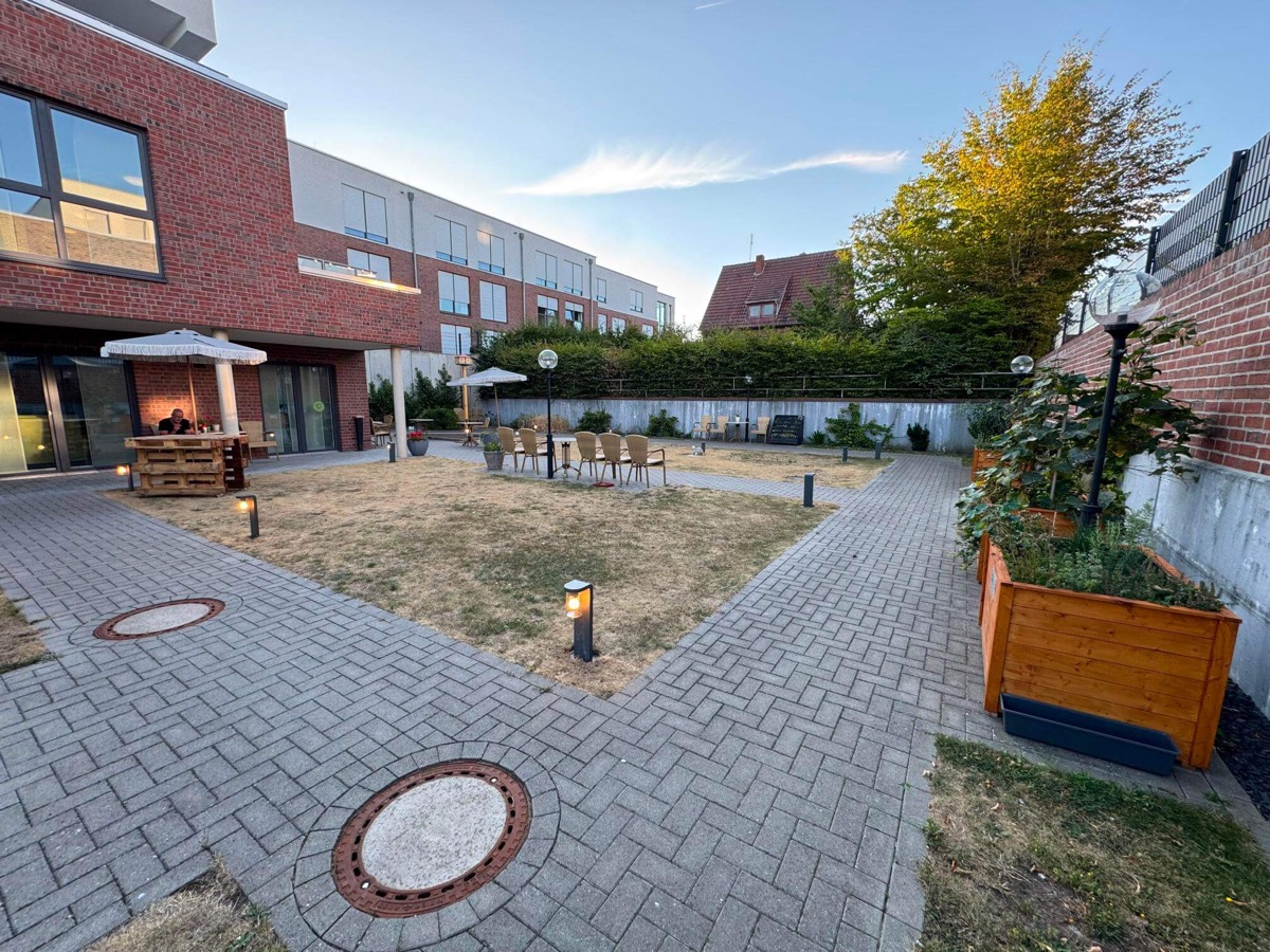 Gemeinschaftliches Miteinander auf der Gartenterrasse des Seniorenhauses Lohne