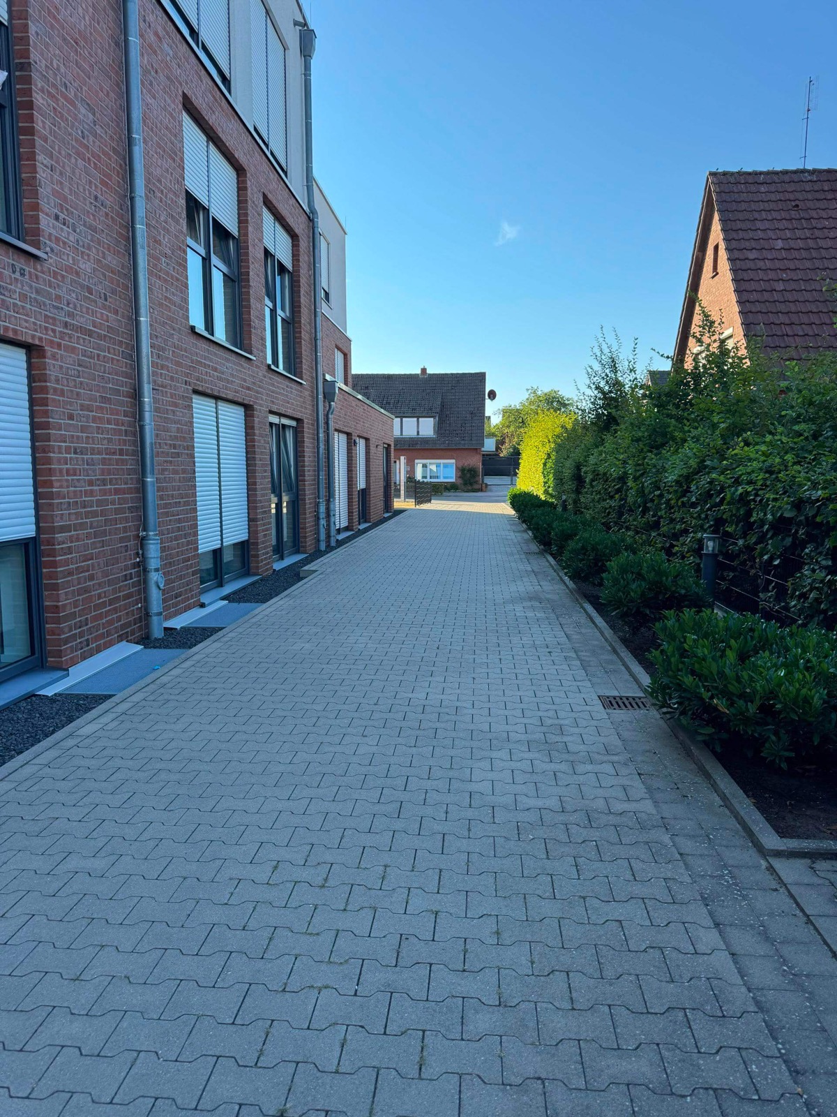 Barrierefreier Gehweg und Außenbereich entlang der Klinkerfassade im Seniorenhaus Lohne
