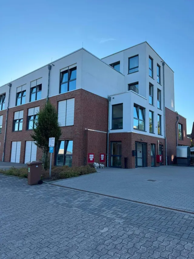 Eingangsbereich des Seniorenhauses Lohne mit barrierefreier Tür und Dekoration