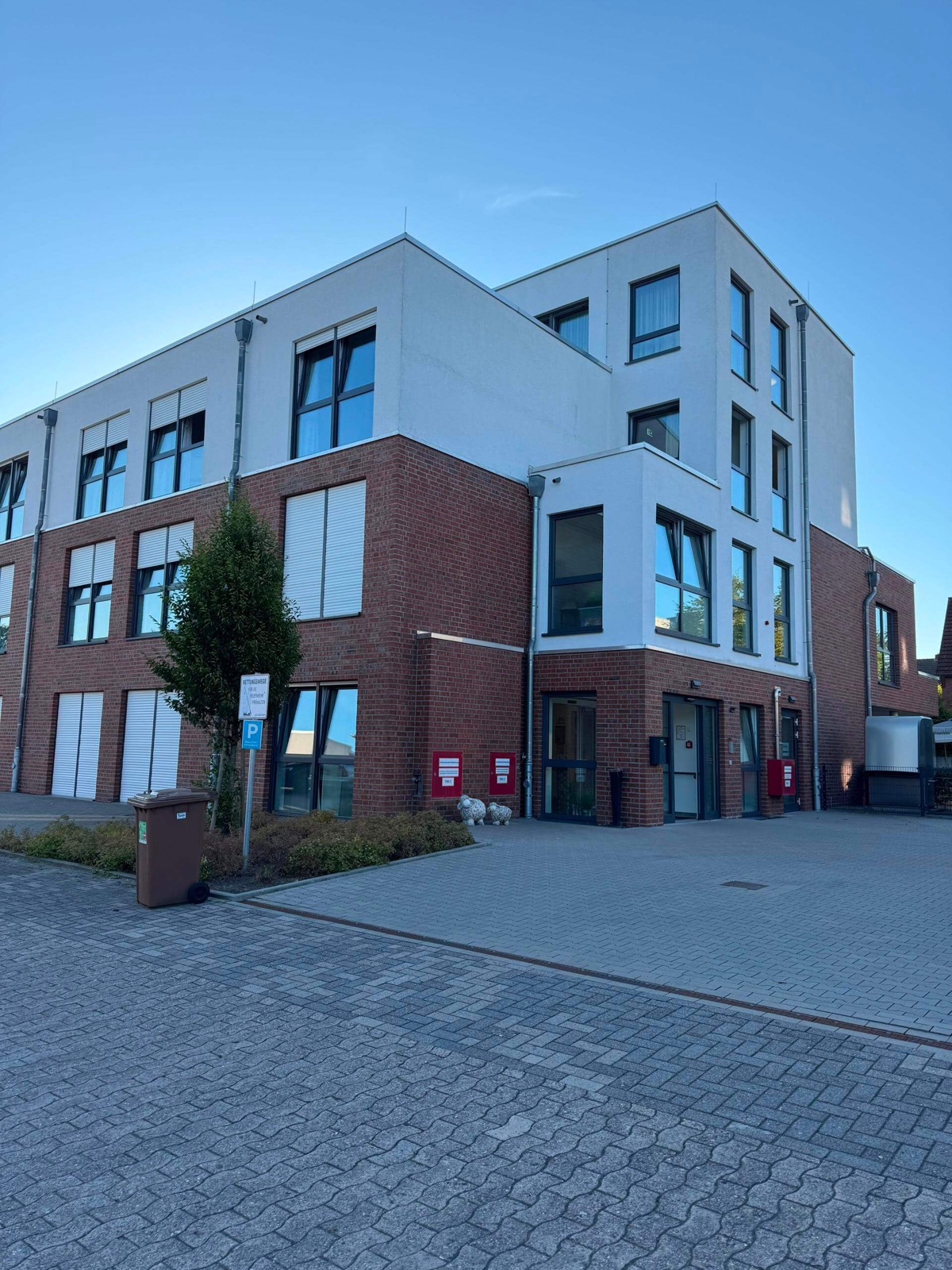 Eingangsbereich des Seniorenhauses Lohne mit barrierefreier Tür und Dekoration