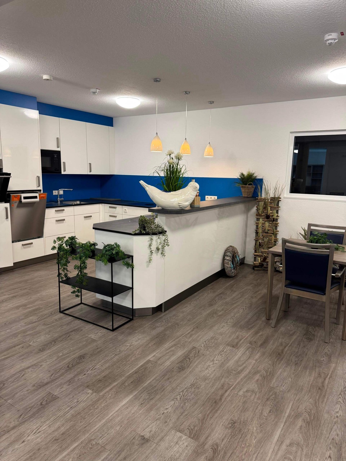Moderne Gemeinschaftsküche mit Kochinsel für Senioren im Seniorenhaus Lohne