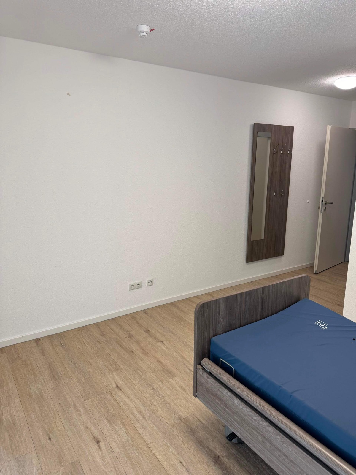 Barrierefreies Pflegezimmer und gemütliches Bewohnerzimmer im Seniorenheim Lohne
