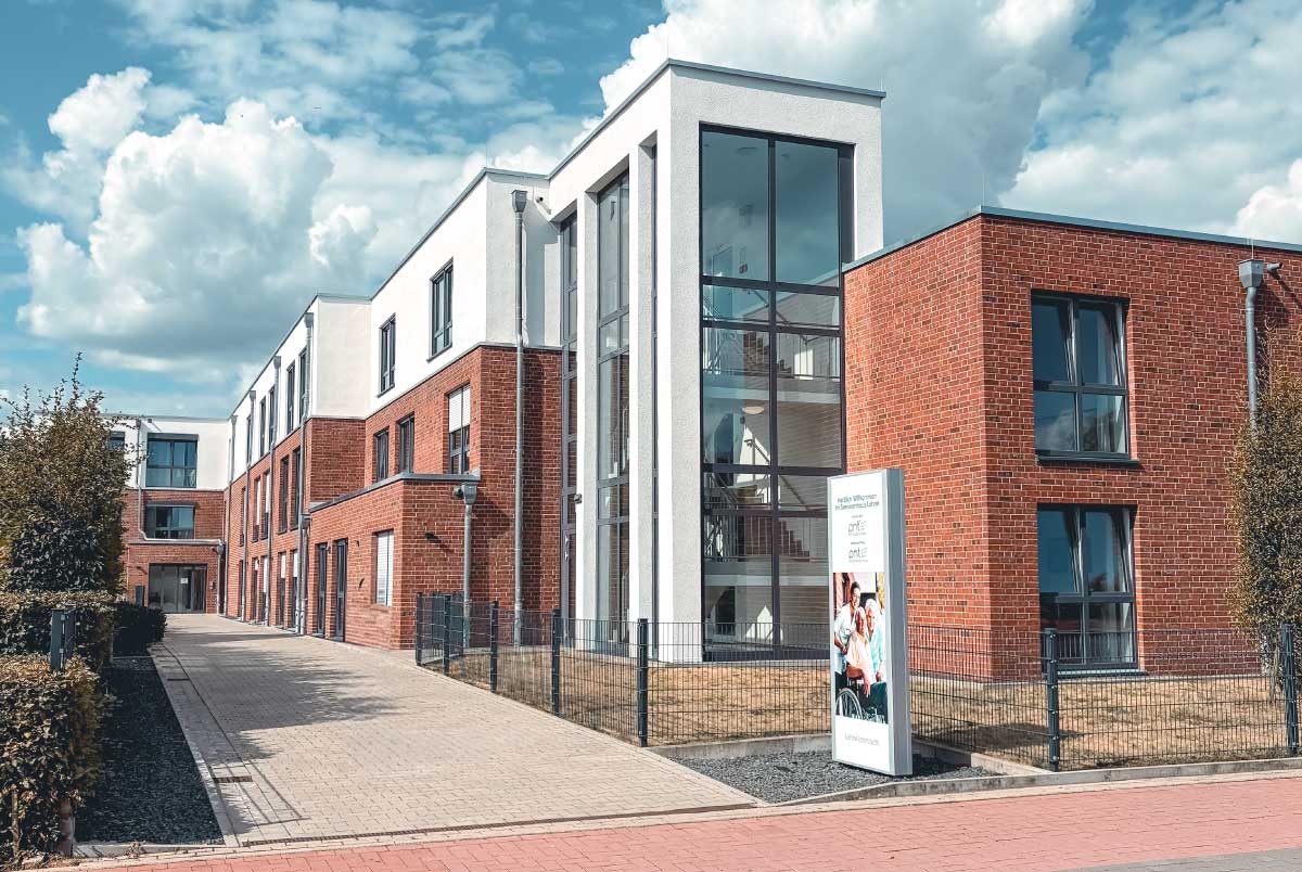 Seniorenhaus Lohne moderne Gebäudeansicht und Wohnbereiche